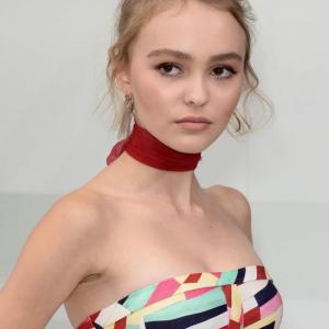 Chignon bun mini Lily Rose Depp