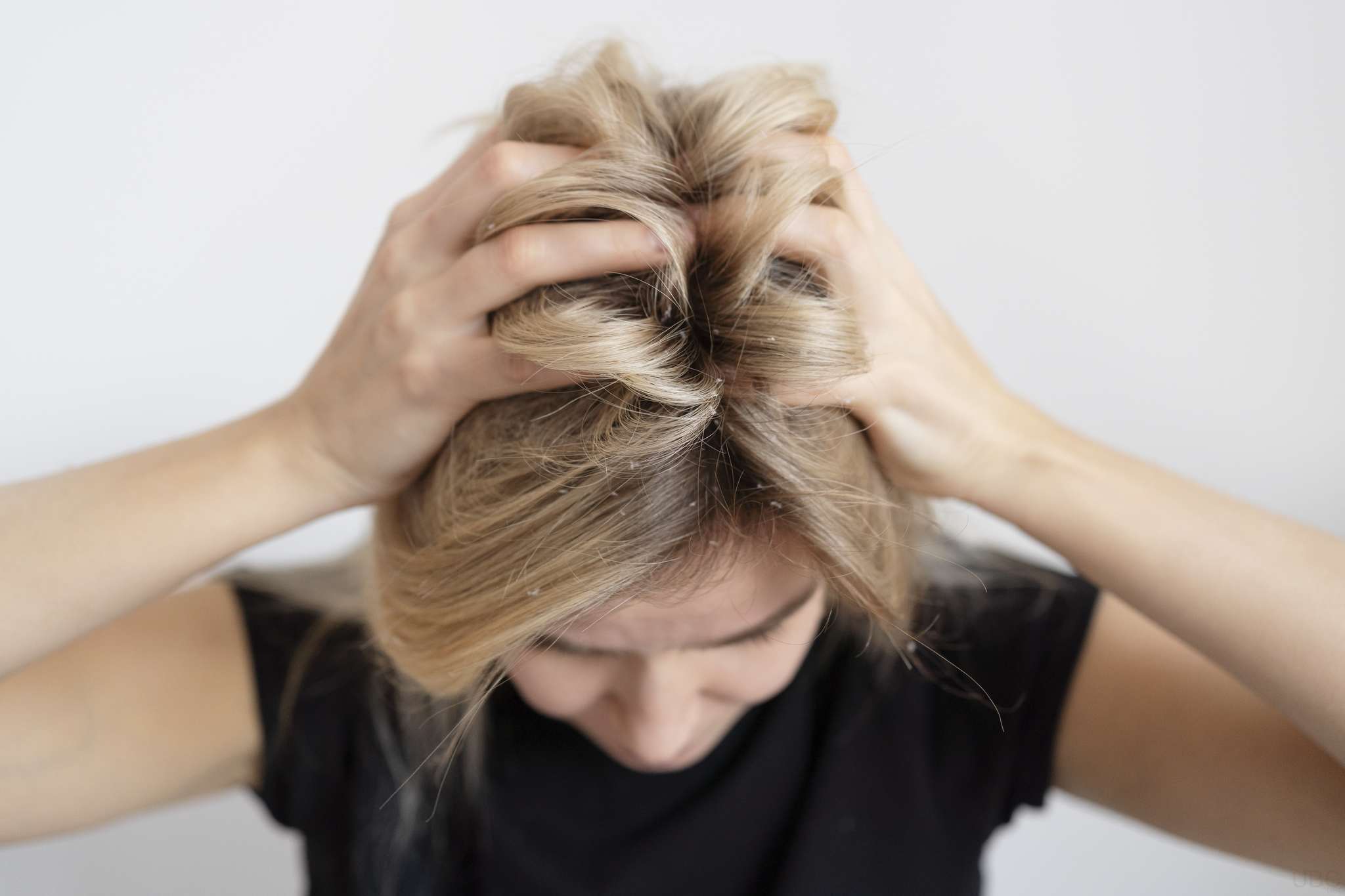 Une femme qui se fait coiffer