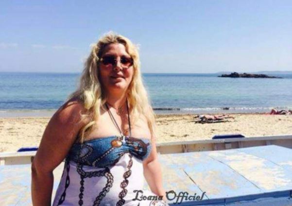 En vacances, Loana, sur un plage de Cagnes sur mer en 2014